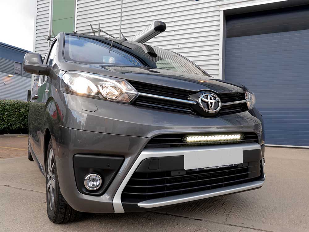 Toyota Proace Kit de montage de pare-chocs (2016-2023) (Linear-18)