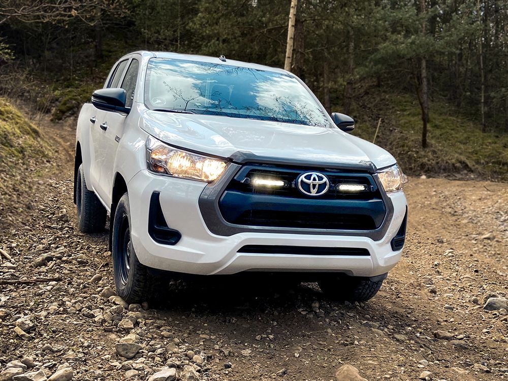 toyota_hilux_grille_kit_-_linear_-2_-_web