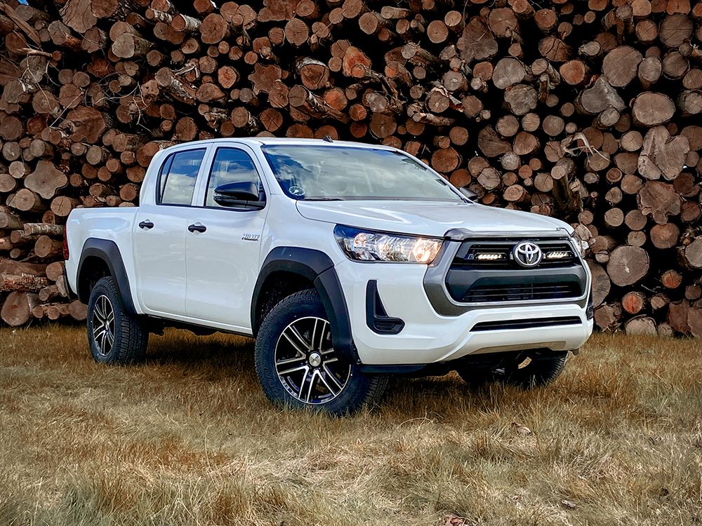 toyota_hilux_grille_kit_-_linear_-3_-_web