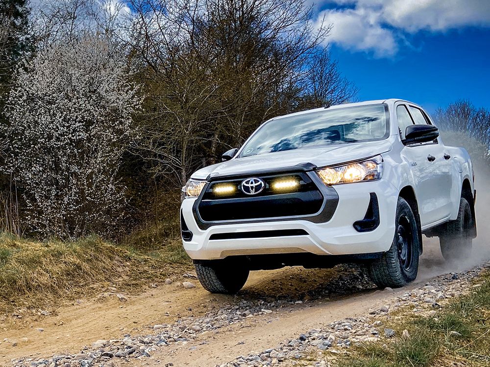 toyota_hilux_grille_kit_-_linear_-_web
