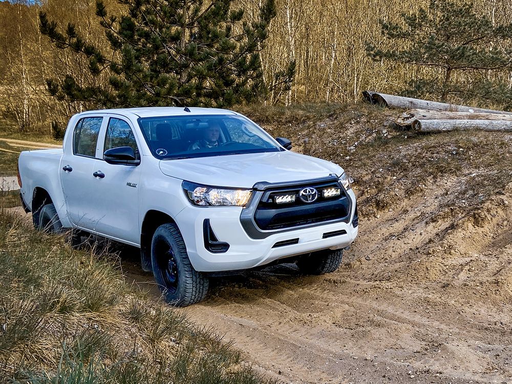 toyota_hilux_grille_kit_-_triple-r_-2_-_web