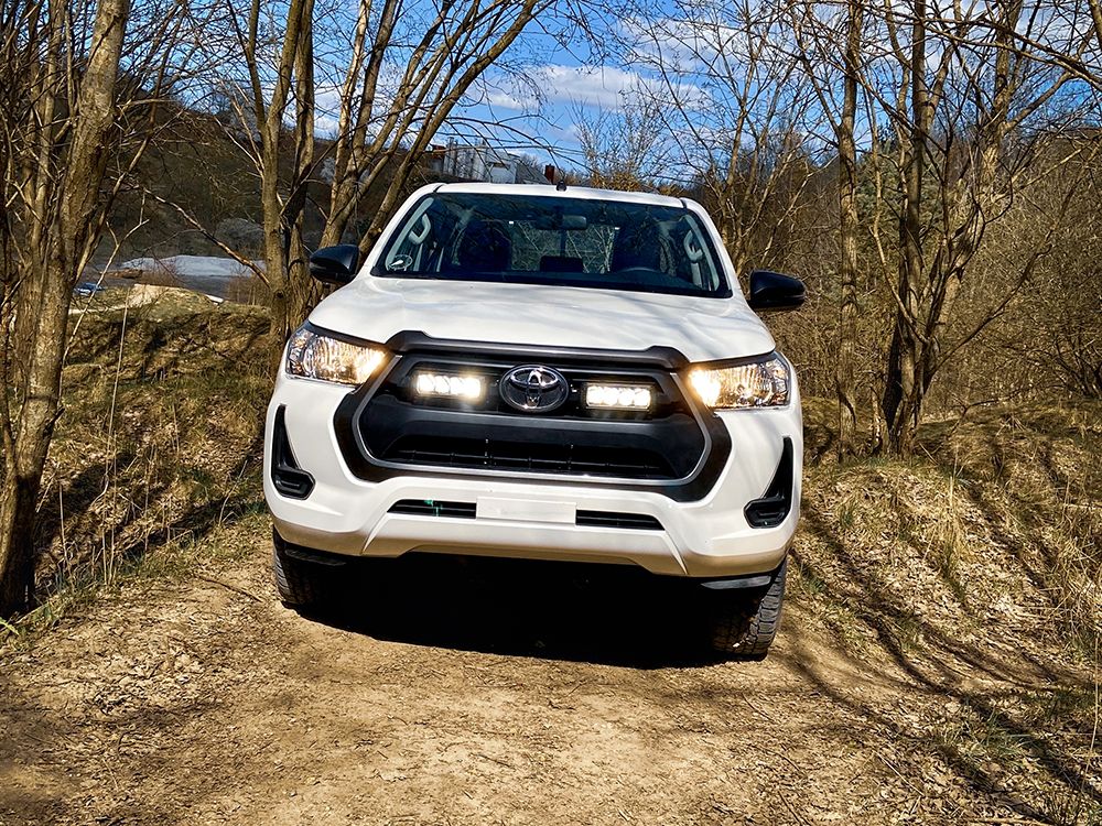 toyota_hilux_grille_kit_-_triple-r_-_web